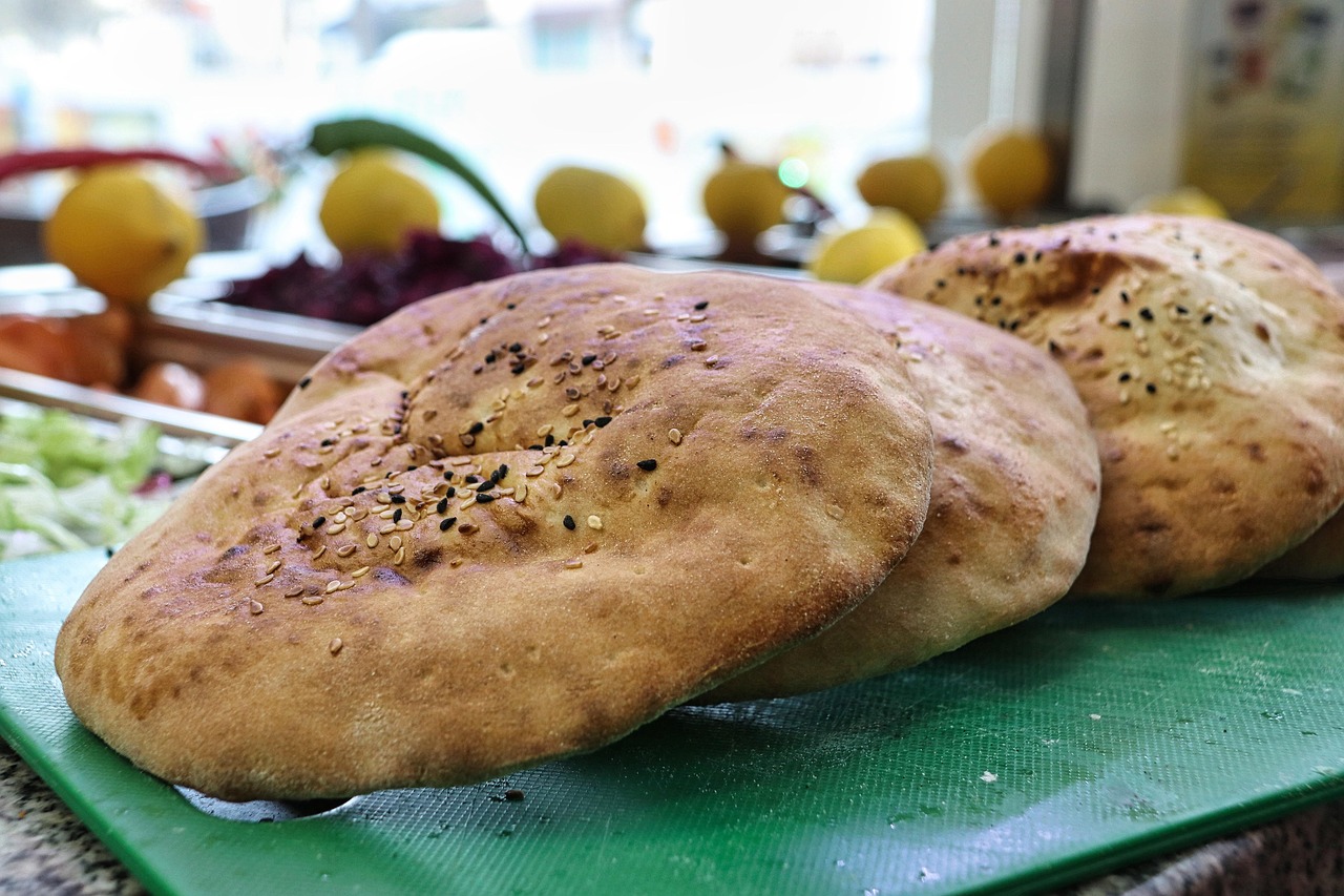 entdecken sie das traditionelle pita-brot – ein weiches, fluffiges fladenbrot, perfekt für sandwiches, dips und mediterrane gerichte. leicht zuzubereiten und vielseitig einsetzbar in der küche.